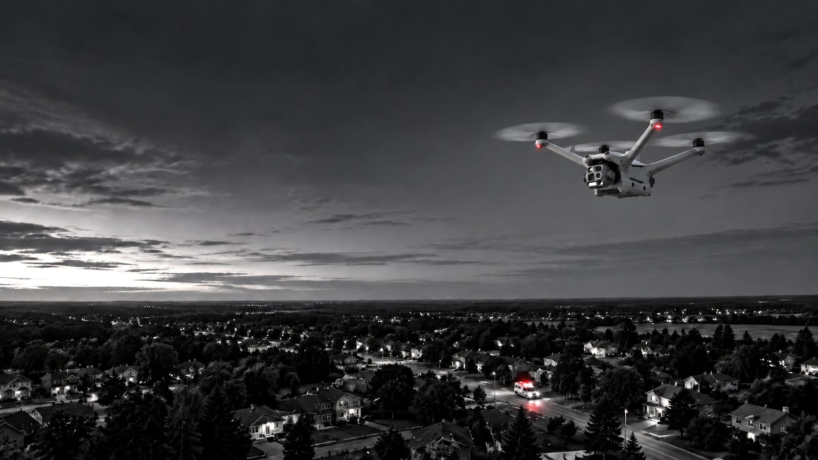 Drone DJI en vol de nuit au-dessus d’une ville